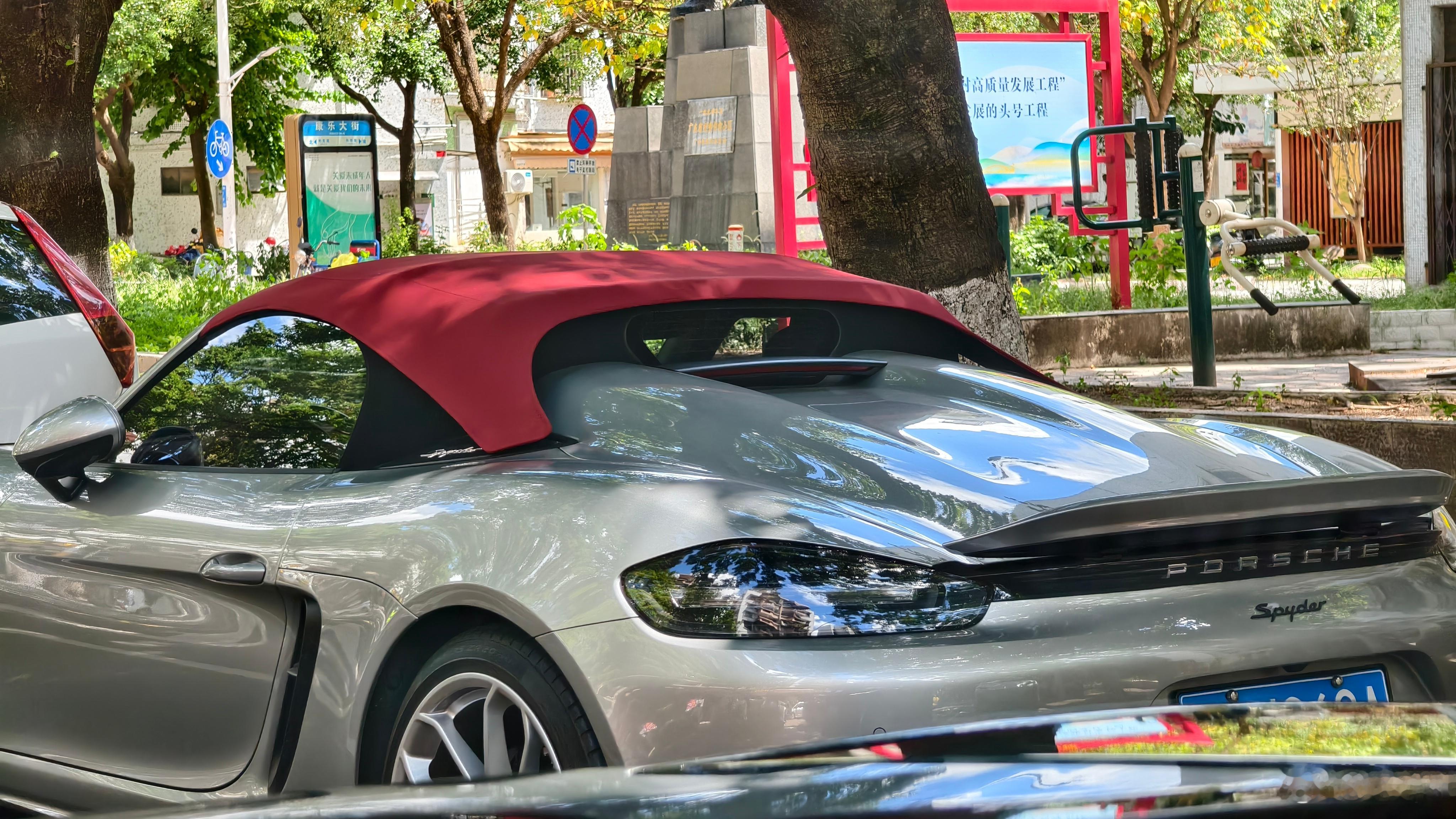 远看以为是一辆普通的718实际看到车尾的隆起就知道不简单👍 ​​​