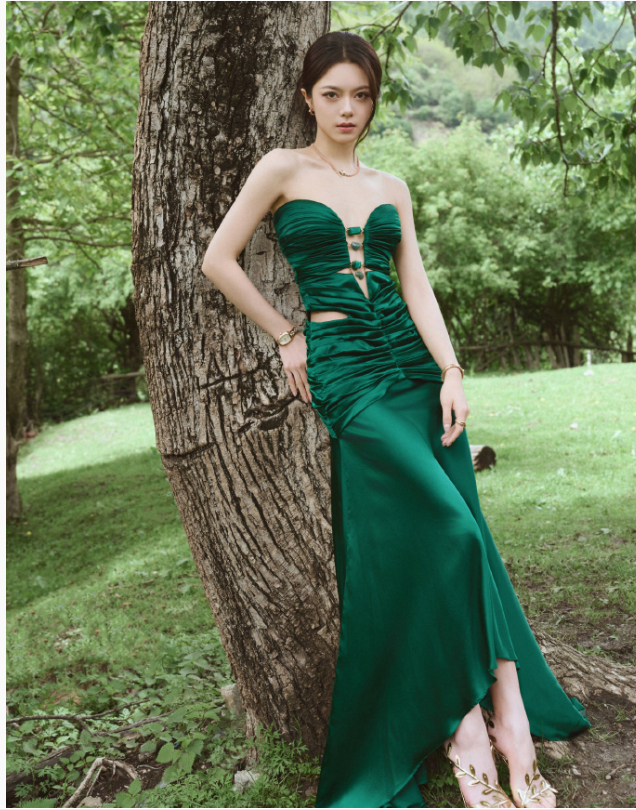 这套穿搭是赵今麦在九寨沟VOGUE盛典上的经典造型，完美诠释了“人与自然共生”的