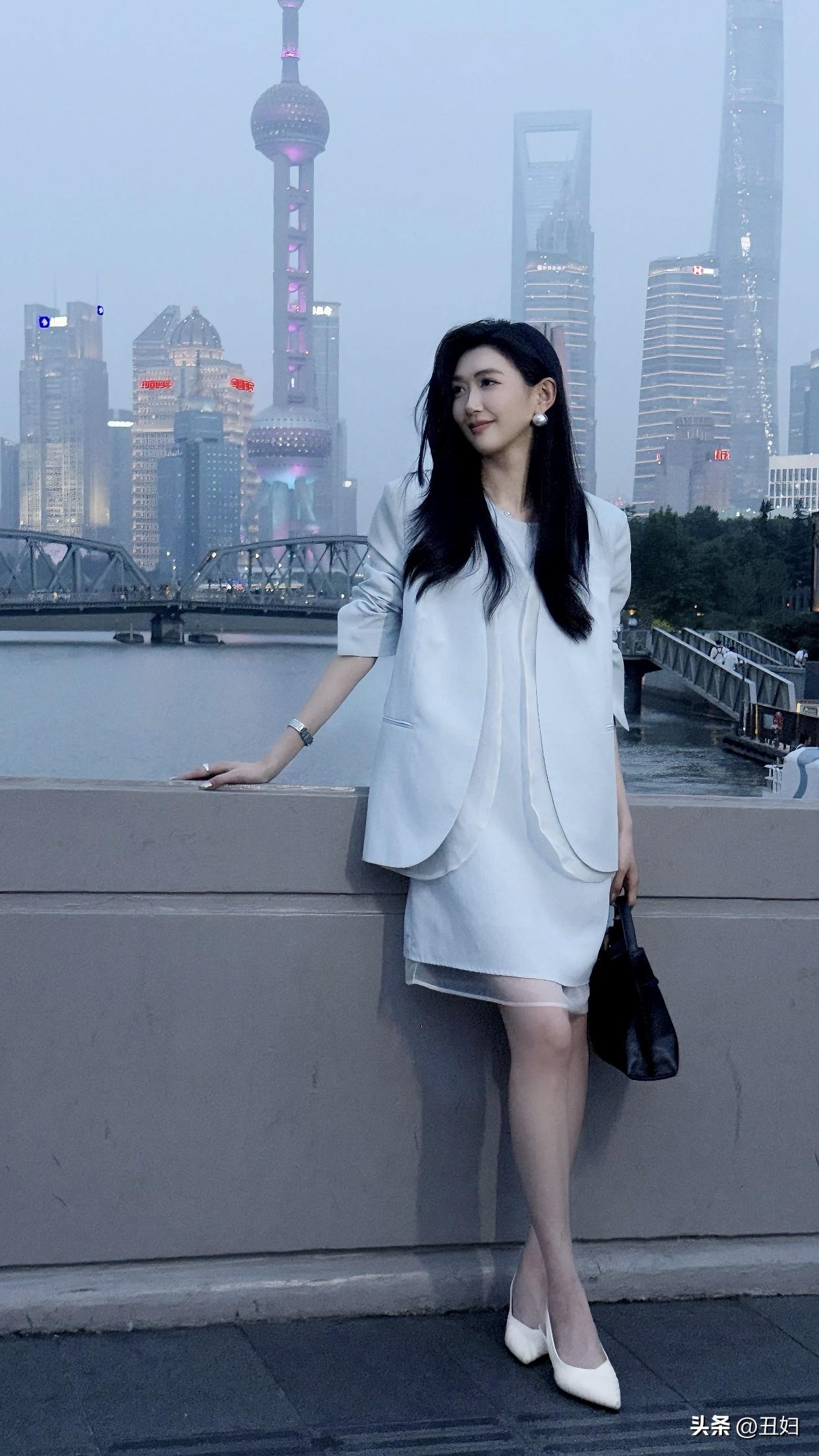 桥上美人与湖畔美景哪个更吸睛都市丽人，时尚穿搭，上海外滩，夜景迷人