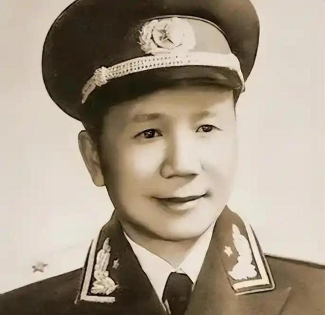 1936年国军营长带两连投红军，自认只能授大校，55年授衔当场看愣
1955年1