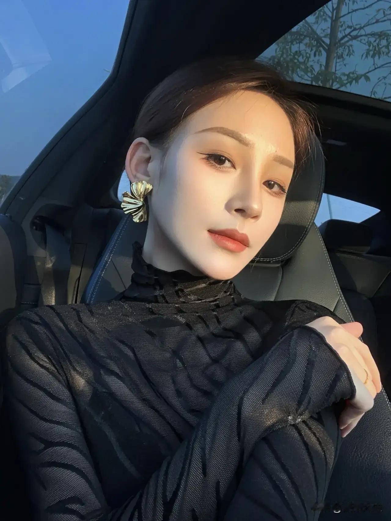 优雅黑丝绒，车中自拍照，闪耀耳环，温柔妆容，完美一天