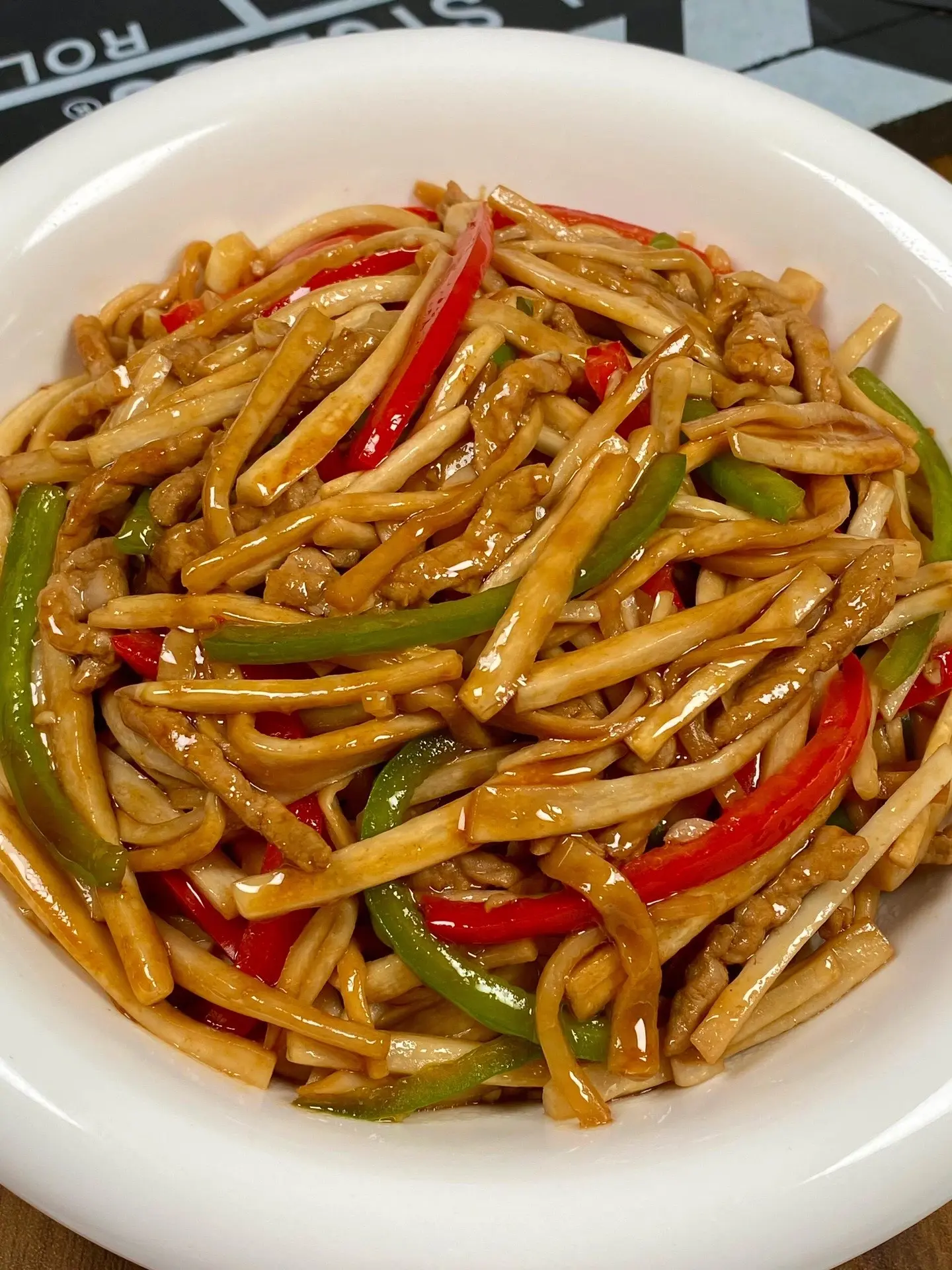 这个家常菜一定要去做，真的好吃。谁懂啊！家人们 这道杏鲍菇炒肉區也泰好吃了！
泰好下饭了，记得多煮碗饭術炫不够！！
杏鲍菇Q弹有嚼劲鸥越吃越香！
肉丝裹满了酱汁，嘎嘎鲜嫩入味！！
做法简单，家人们快去试试吧！