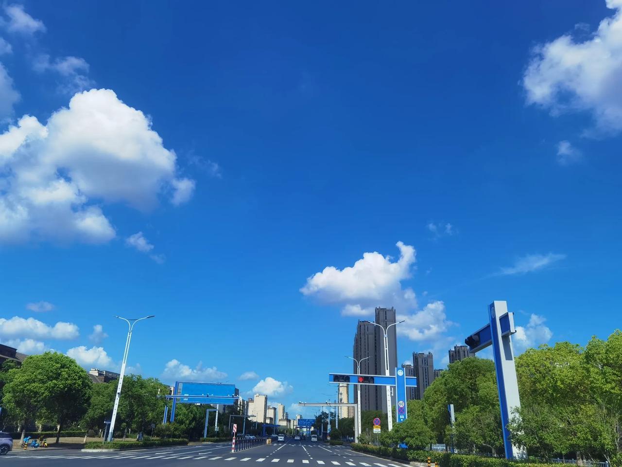 若没有蓝天的衬托，白云便毫无价值；若没有白云的点缀，蓝天则毫无生机……
每个人都