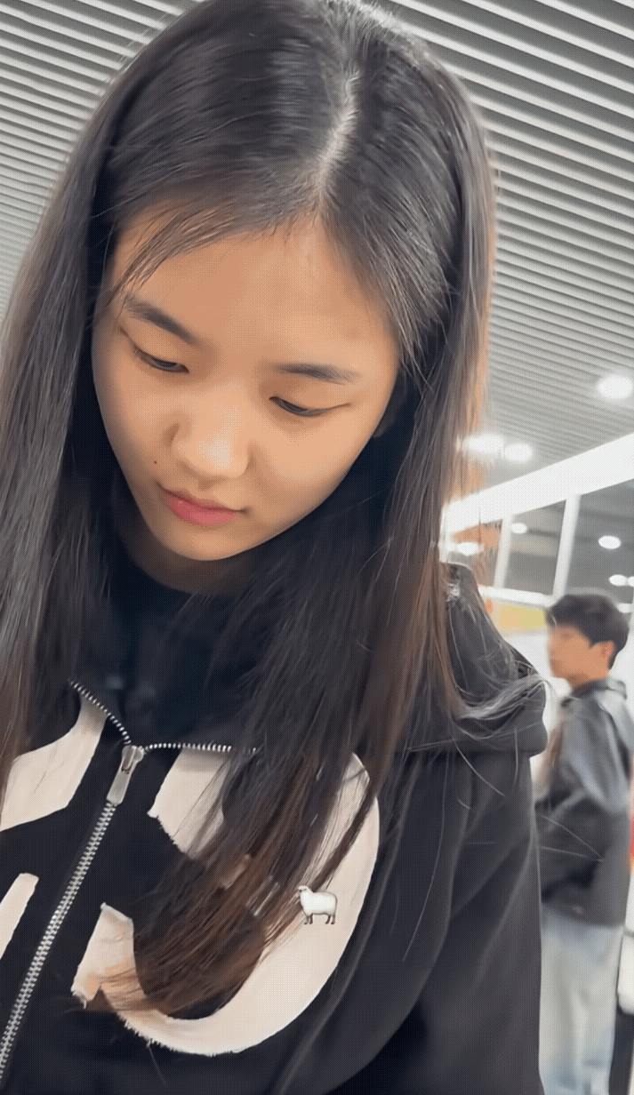 【韩国选手金娜英抵达澳门，这位小美女亲切与球迷交谈、签名】韩国乒乓小将金娜英，2