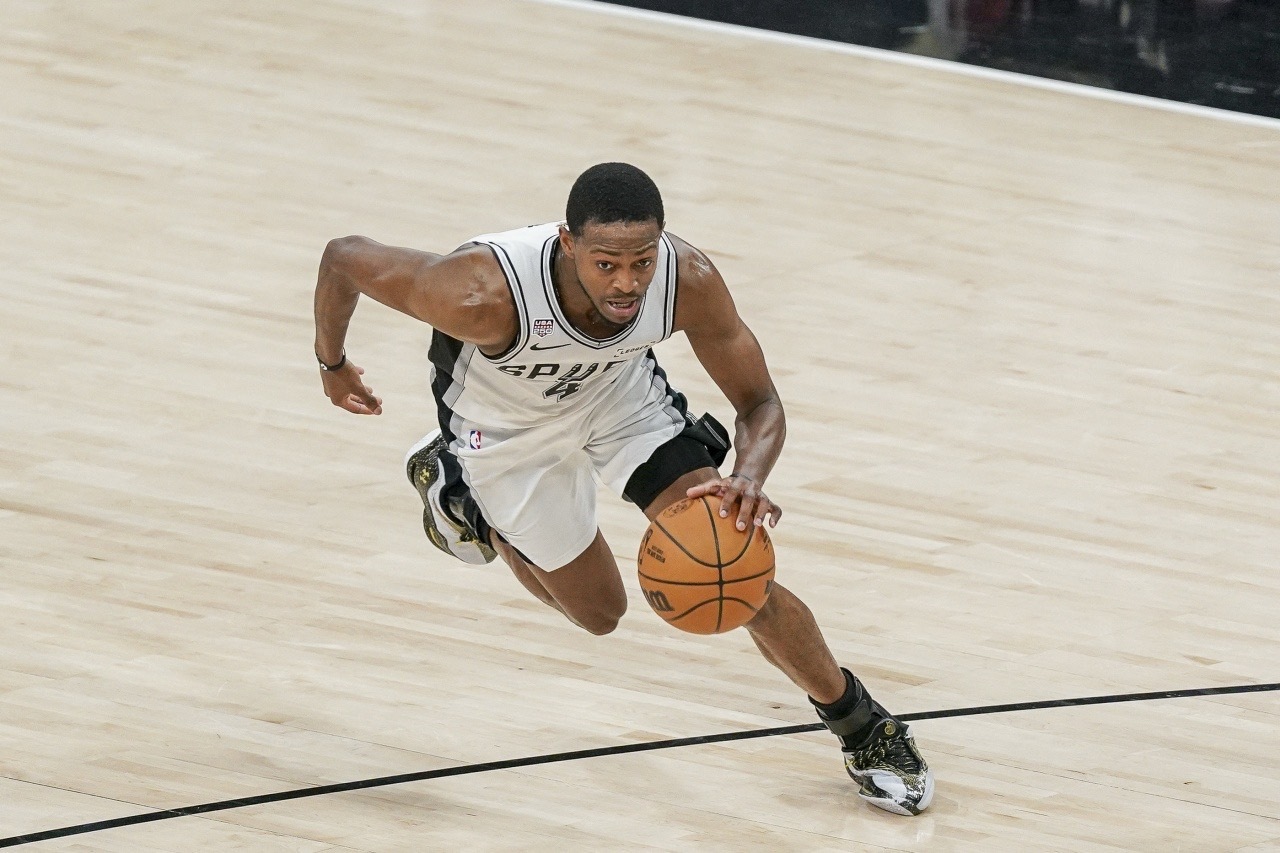 💪霍里：每个人都在骂福克斯 但别忘了他帮助球队成为西部第二近日，前NBA球员罗