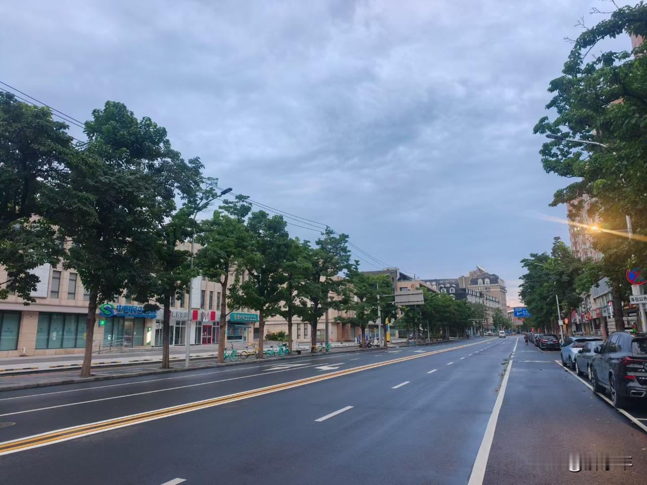 a股市场热点还是ai，
科技产业链不变，光通信，AI应用端，还是前景广阔！
可以
