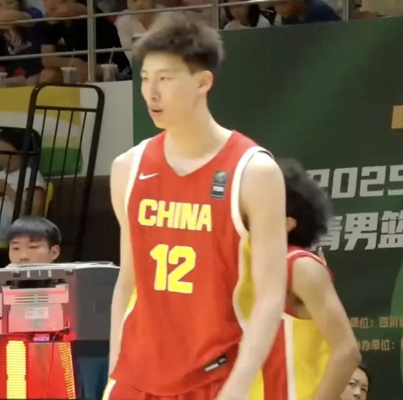 这就是被称作下一个易建联的球员吗？
之前总有球迷说郇斯楠是下一个易建联，说他身体