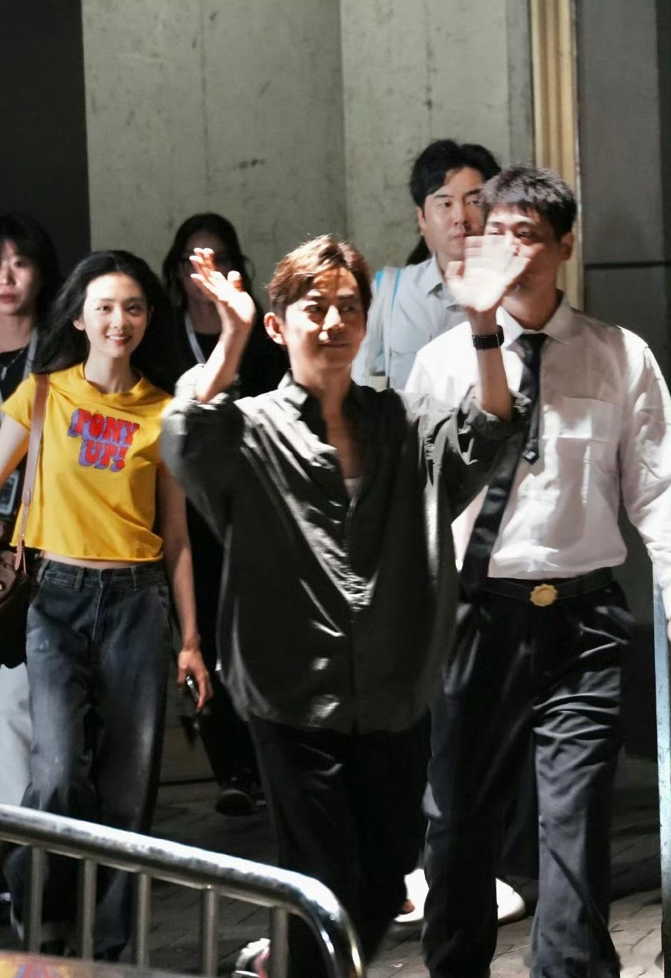 何炅黄多多一起下班 话剧《水中之书》收官后的下班路透好戳人！何老师依旧是温柔前辈