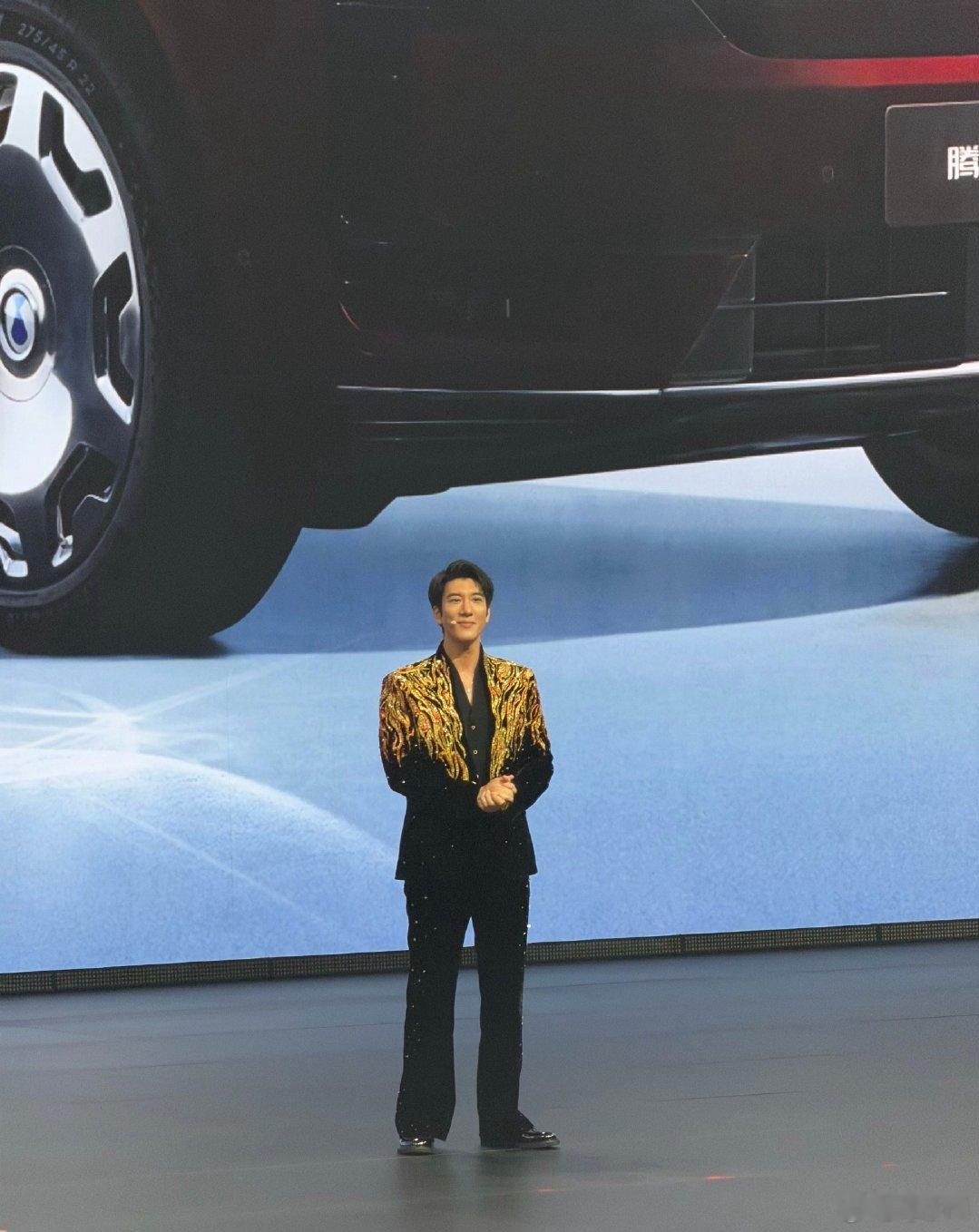 2026年初，王力宏低调现身比亚迪总部，并在李慧的陪同下乘坐D9参观工厂。这时不