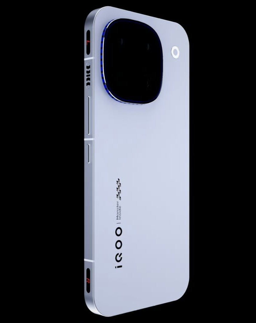 iQOO15 Ultra真机图曝光，真的假的？？升级主动散热风扇 + 肩键，有一