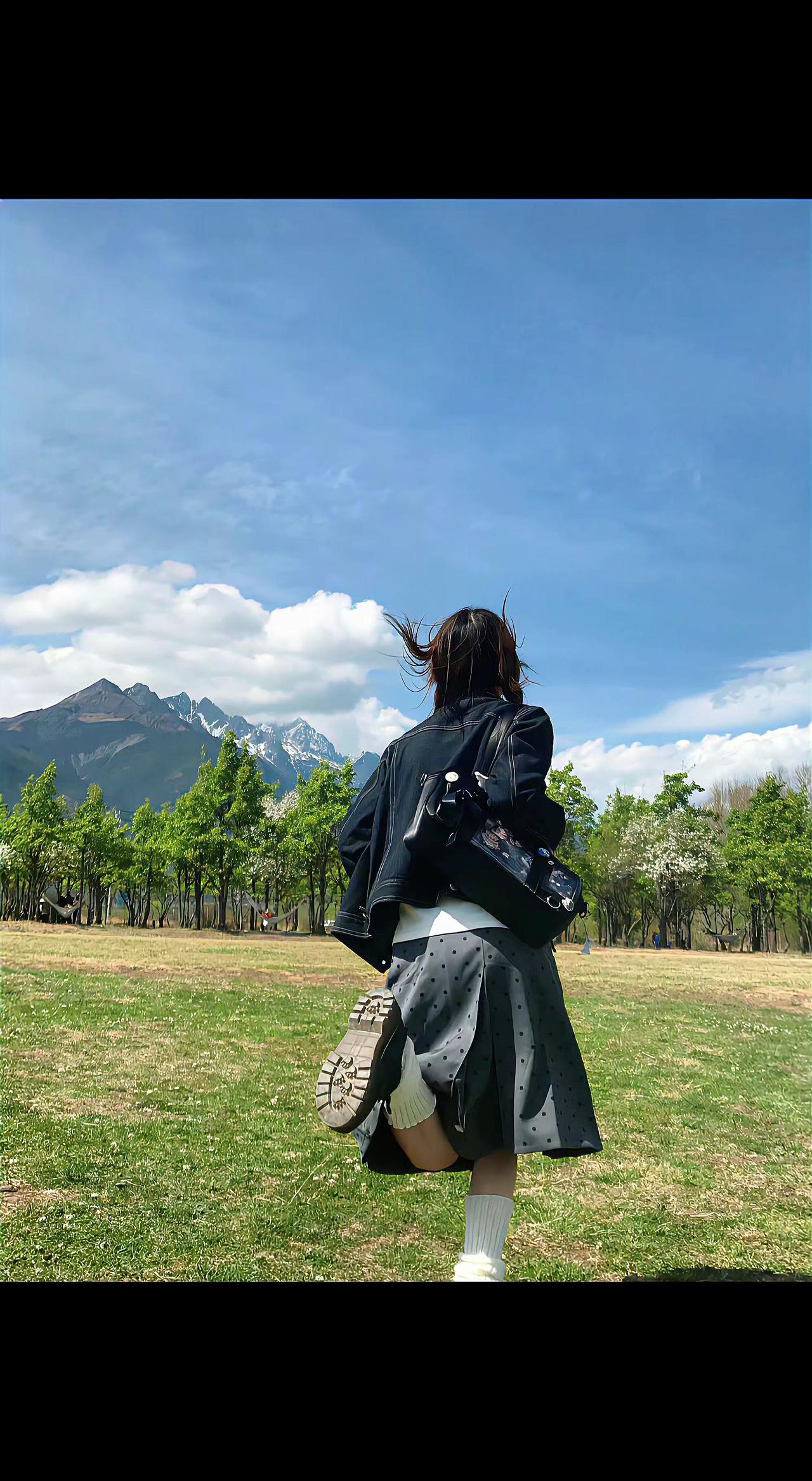 🌿裙摆追着风跑，云把影子揉成棉花糖☁️。山是沉默的诗，我们都是未完成的韵脚✨。