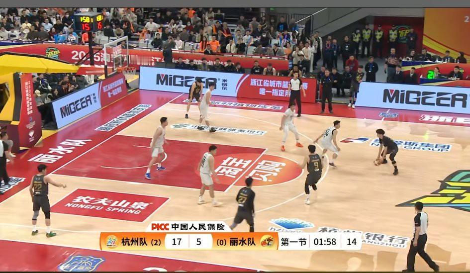 杭州队一上来打了丽水队一个17:5，丽水队大比分0:2落后，好像已经无心恋战了，
