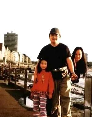 还是旧照片好，旧照片还原了刘欢一家三口的温情一幕。
不得不说，好男人是带着面相的