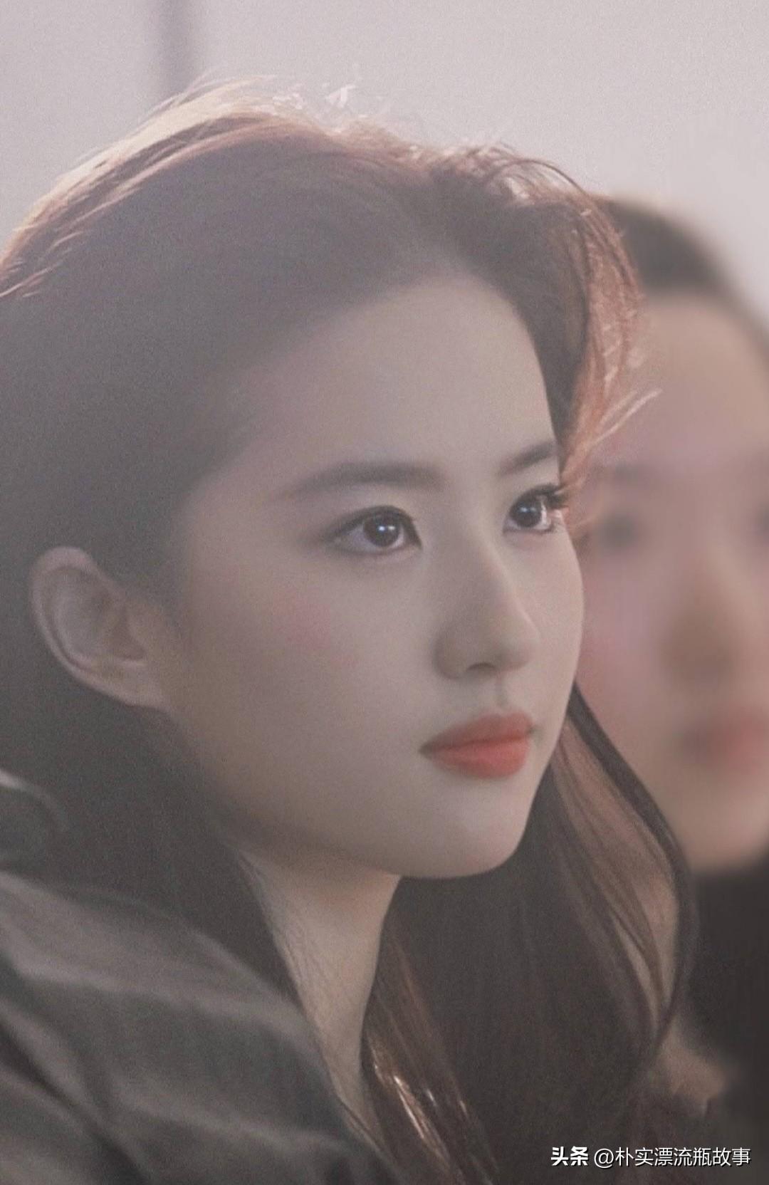 刘亦菲刚出道那会儿，全网传她"靠干爹上位"，最离谱的是说她"做过变性手术"，连小