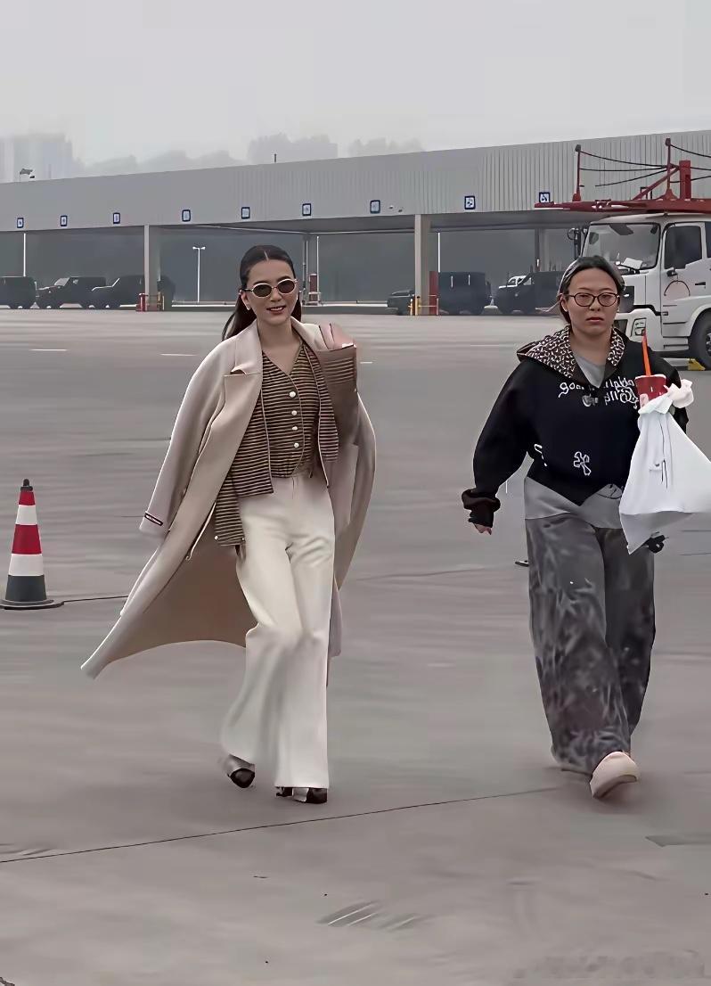 看方媛的面相，还真是有福气的长相！手圆润饱满，鼻子挺翘耳垂厚，下巴那个小兜兜老人