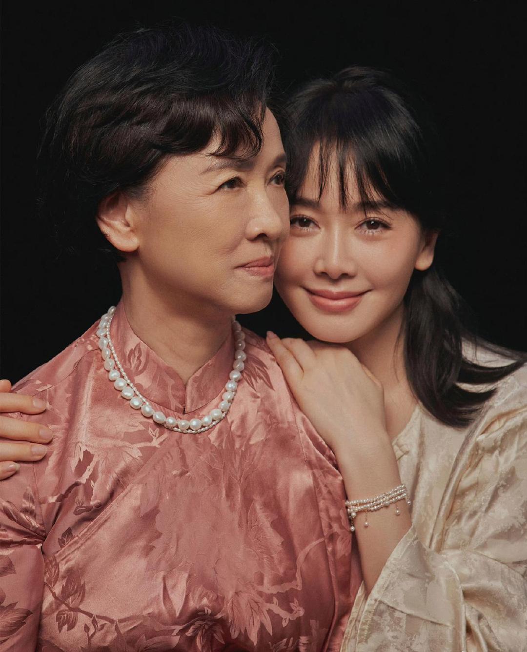 左小青和妈妈，妈妈二十年前也定是左小青，也定是一位美女，有其母必有其女。 ​​​
