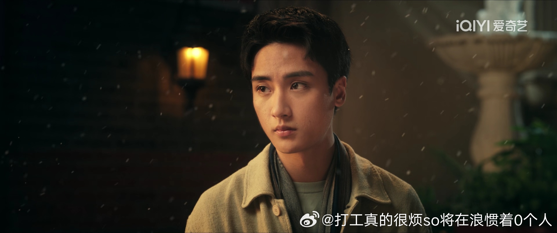 边程现在整个人感觉长得好“憨”好钝好粗糙再也没有少年时的精致俊秀了 但其实看眼睛