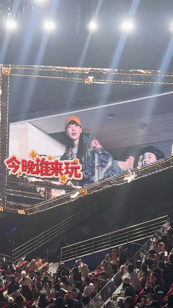 吴莫愁你还是素颜吧吴莫愁整容式卸妆褪去浓妆的时候，她温和安静，没有强烈的距离感；