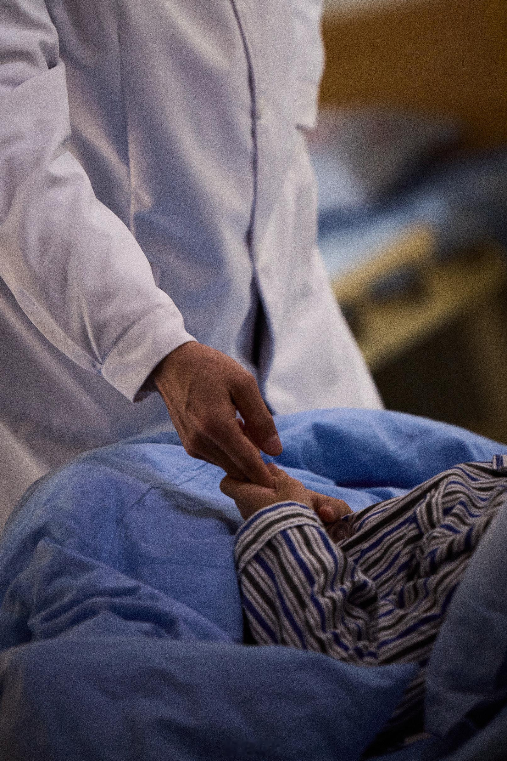 肖战发布杀青小作文 《小城良方》杀青，他以刘医生的口吻写杀青小作文：“和一群人不