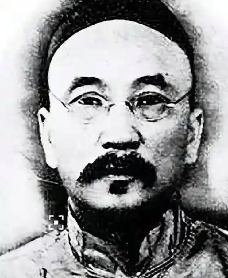 1949年初，大特务周伟龙出任国民党交通警察总局总队长，眼见国民党大厦将倾，他开