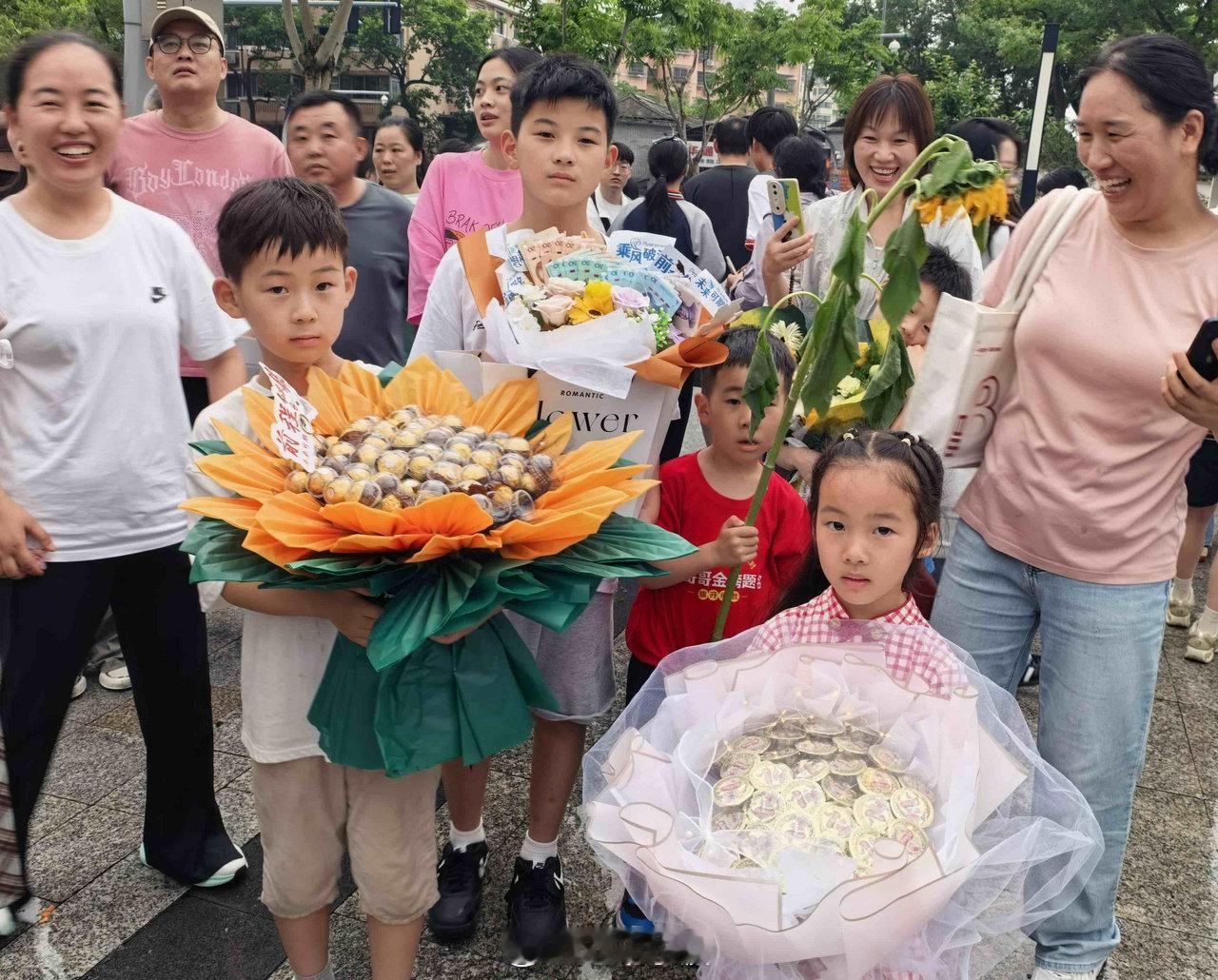 宁波中考落幕家长花式接考太暖心 6月21日下午，随着最后一门科目考试结束，为期两