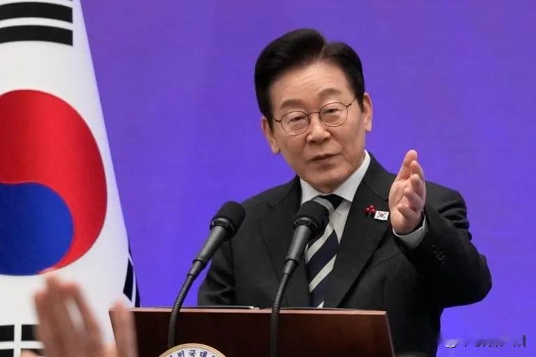 周三韩国总统李在明在青瓦台的发布会上火了——本是纪念“戒严危机一周年”，他却突然