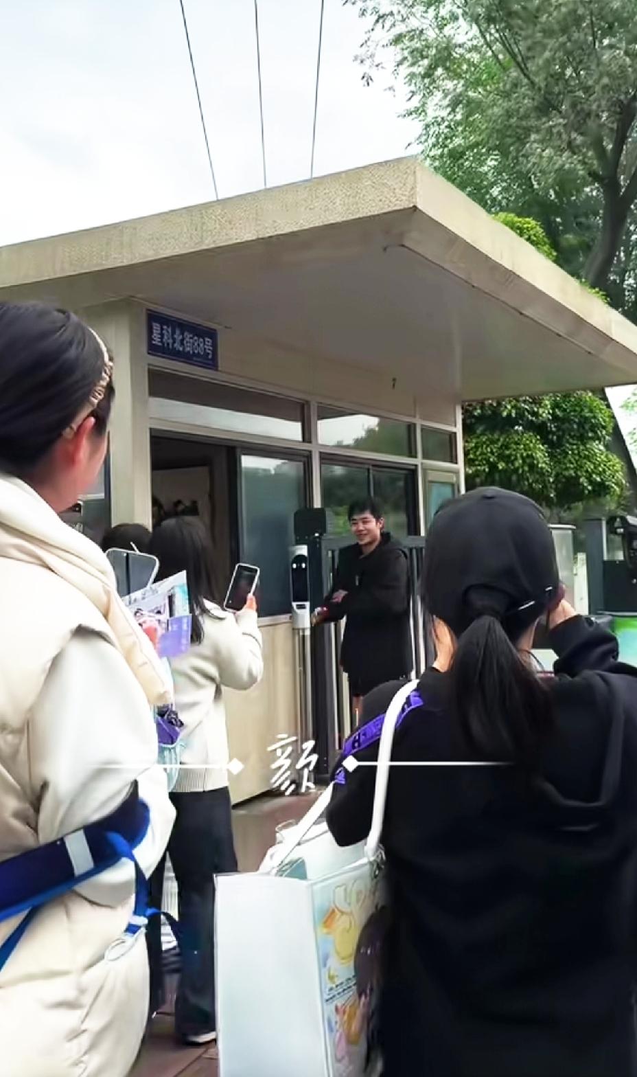 草莓熊都懵了，
难道自己进了盘丝洞，
被夸的耳根子都红了，
女球迷们太热情了。