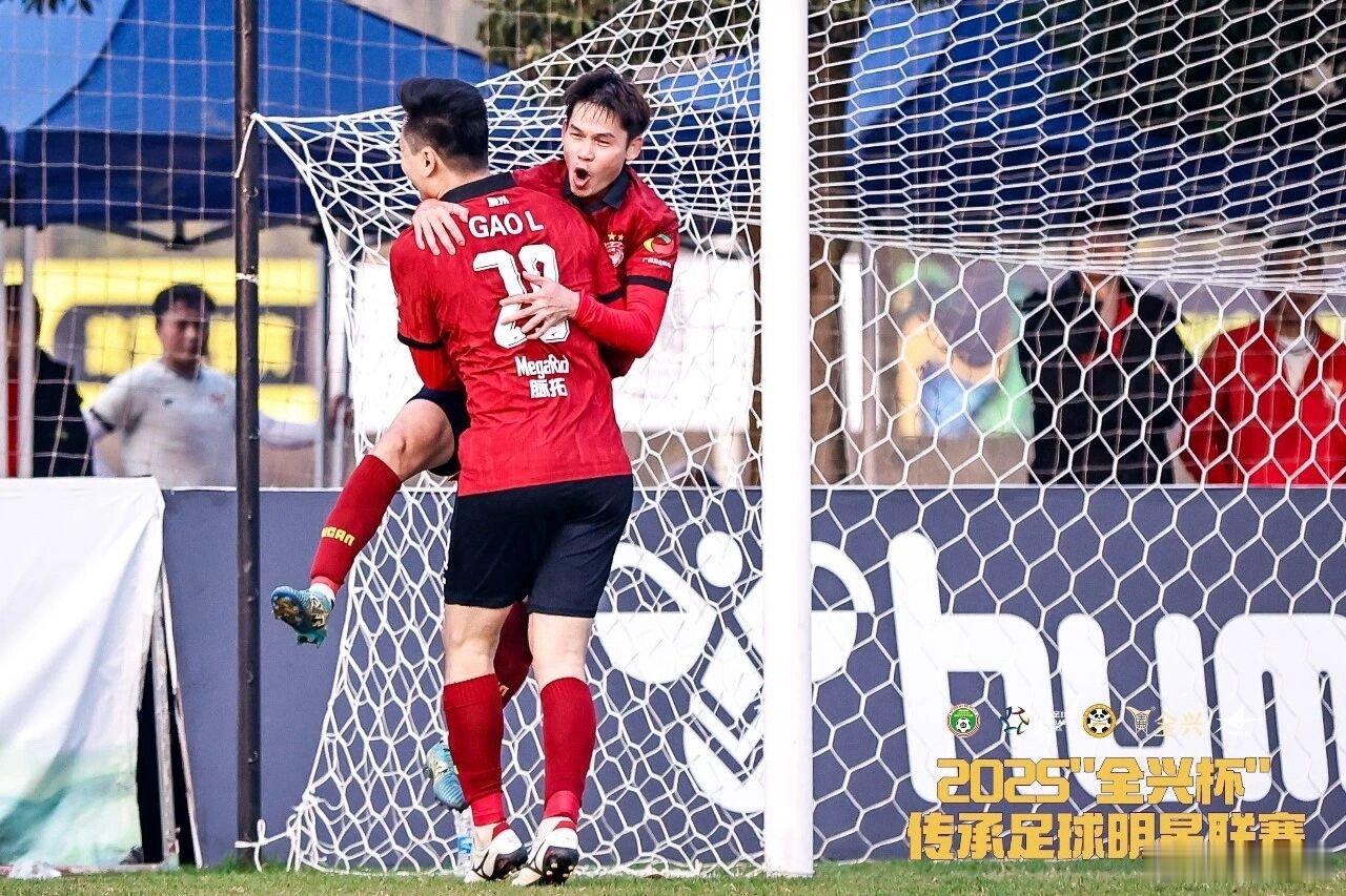 郜林+李健华默契连线……美好的回忆在中国传承足球明星赛 广州队比赛中展现，真好啊