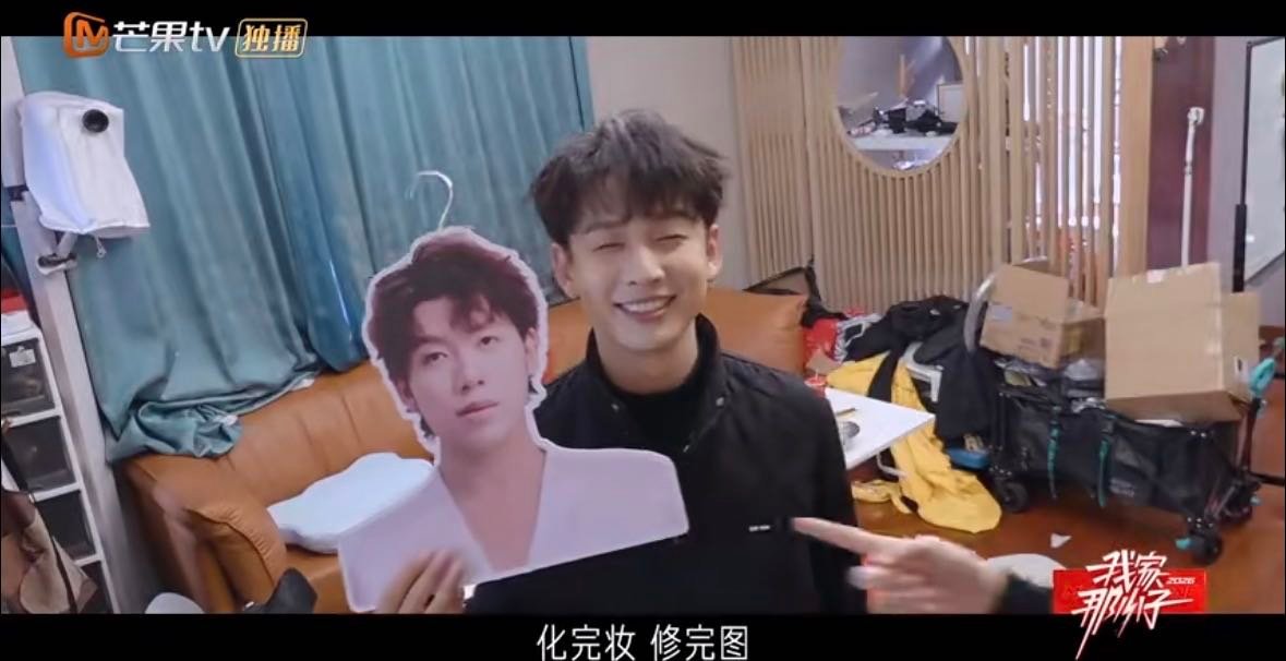 齐思钧抱住自己也是爱老己的方式 继出现在jojo的“生活记录”里之后，齐思钧又要