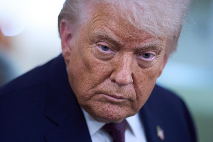 特朗普睡了，世界终于安静了一点。
从昨晚开始，因为这位美国总统的反复表态，全球投