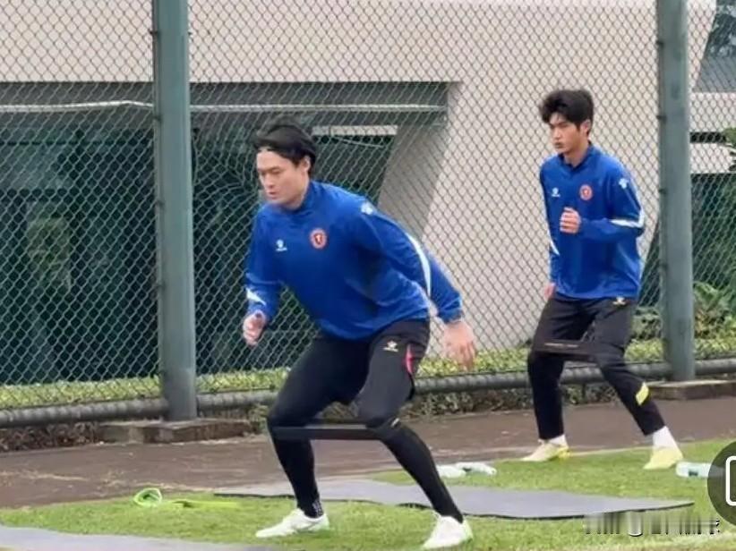 门将张岩跟随辽宁铁人冬训…跟成都蓉城的矛盾让前途大好的张岩失去了位置，上赛季只能