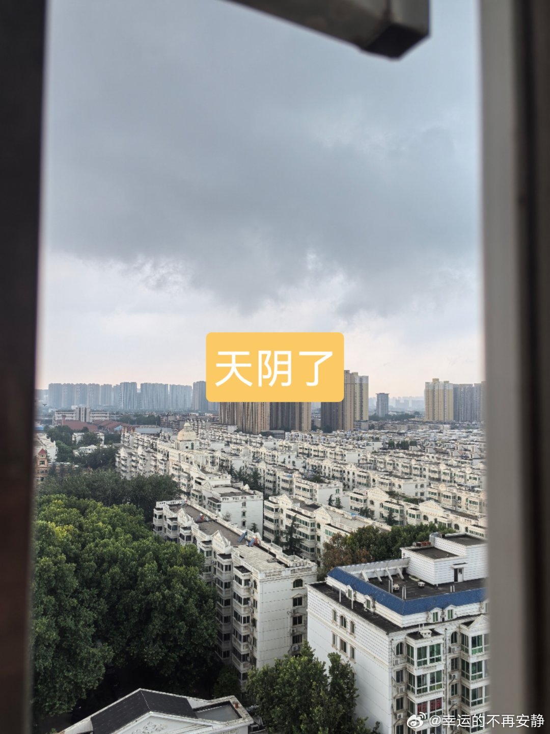 台风红霞位置这怎么又要刮台风了，昨天我们这儿五点和晚上八点左右开始下雨，下的也不