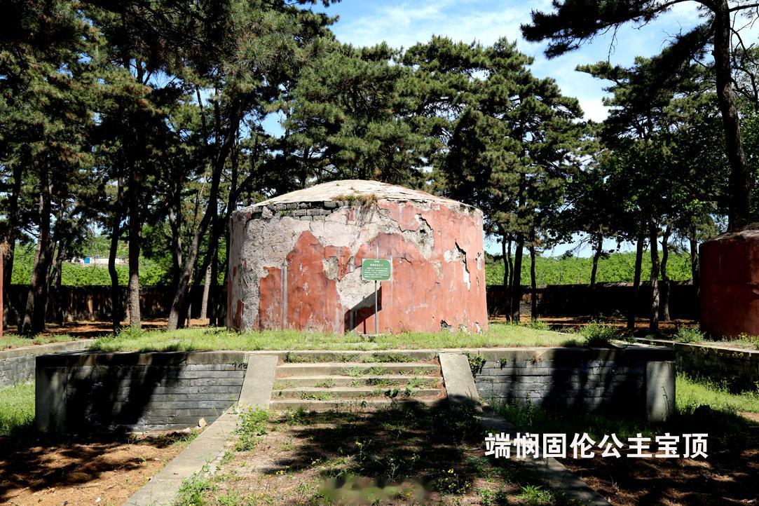 端悯固伦公主园寝是东陵唯一的公主园寝。这座园寝有许多特色。 特色一：公主园寝葬郡