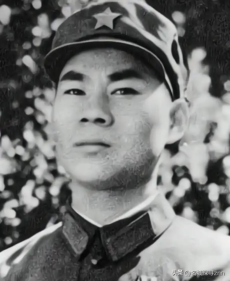 肖德兵是湖北天门人，1978年12月，刚满19岁的他主动报名参军，成为中国人民解