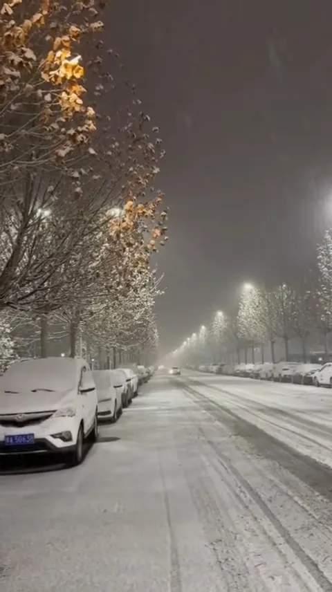 我盼落雪天降雨，黄昏回首却无你。
​痴情许下三千愿，百世姻缘心头喜。
​举杯相邀