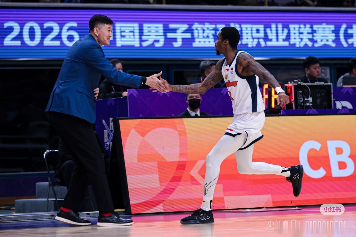 【杜锋谈球队外援】杜锋：还是等麦考尔伤愈回归再去磨合，因为训练当中受伤了，一直没