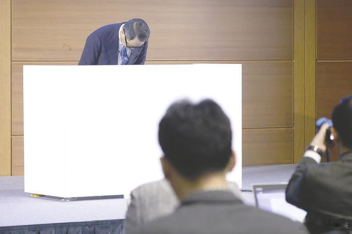 【日本丰田汽车再出造假丑闻 丰田章男鞠躬道歉】当地时间1月30日，日本丰田汽车公