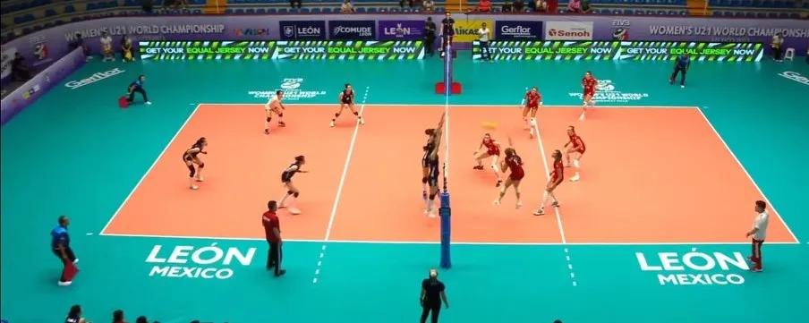   小组赛第二场，中国队3-0（25-18、25-15、25-19）波兰队。本场