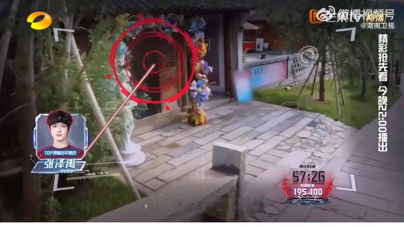 张泽禹躺NPC脚边听热乎线索 张泽禹你小子这运气还真挺好啊，本来想要躲一下，没想