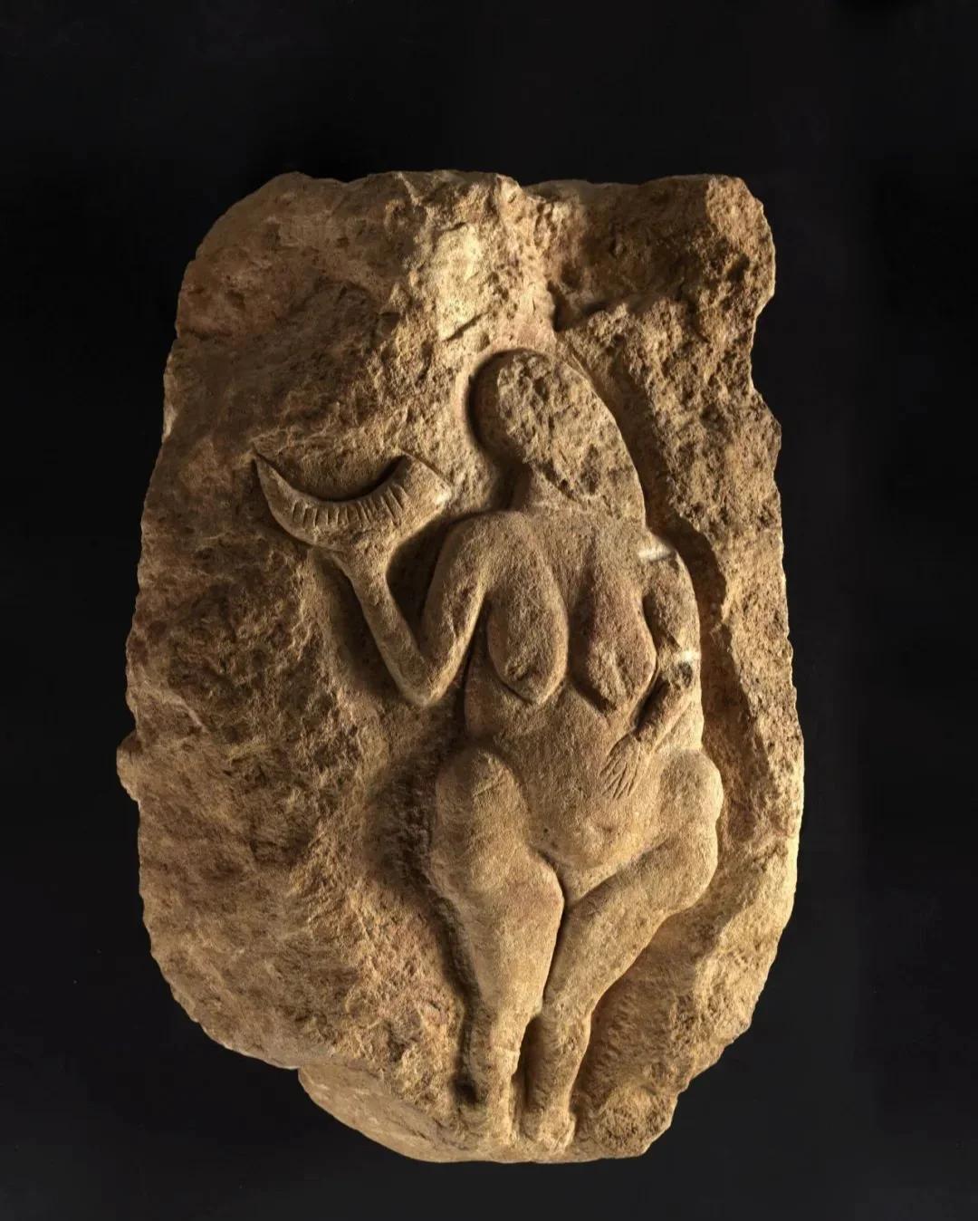 在法国发现的石灰石浮雕“劳赛尔的维纳斯”，创作于公元前30000年左右。
在奥地