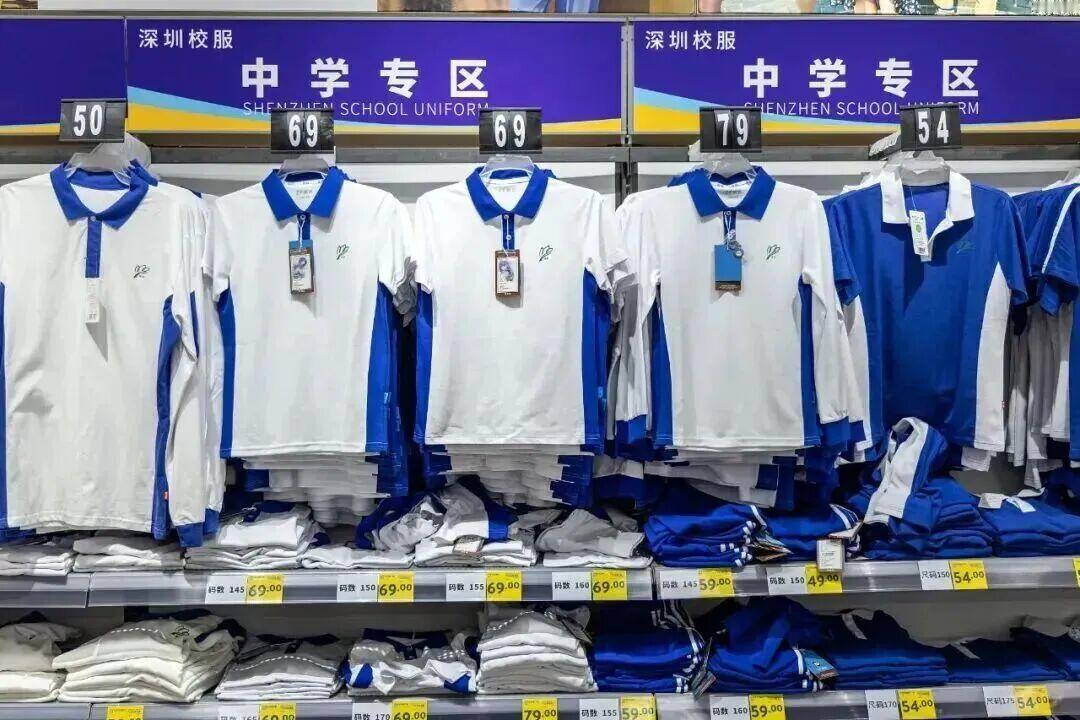 校服问题备受诟病的原因，主要有三个：一是低质高价，学生们花了不少钱，但买到的校服