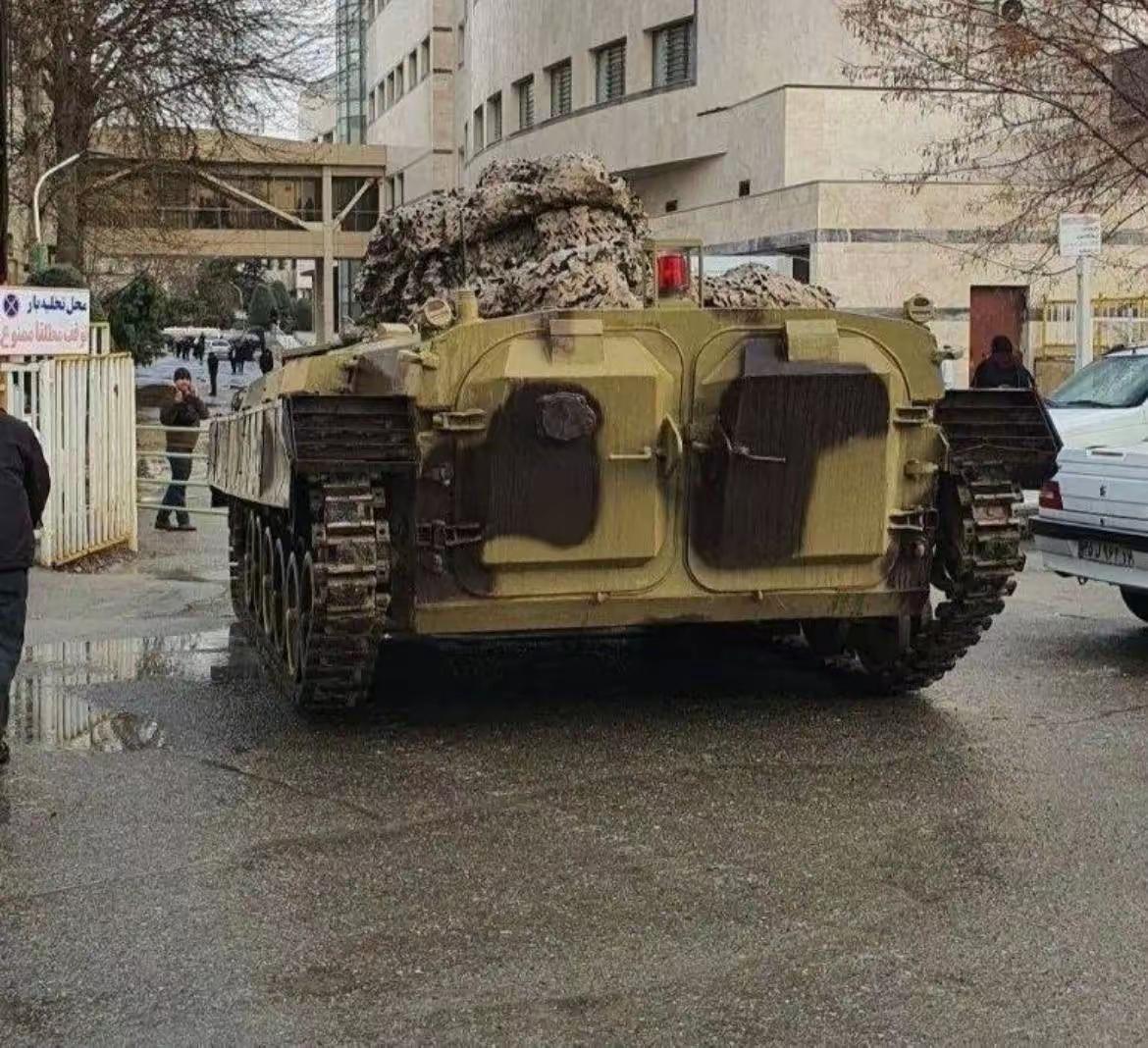 伊朗当地时间23号夜里有200多人的武装分子包围了最高领袖哈梅内伊的住宅，企图冲