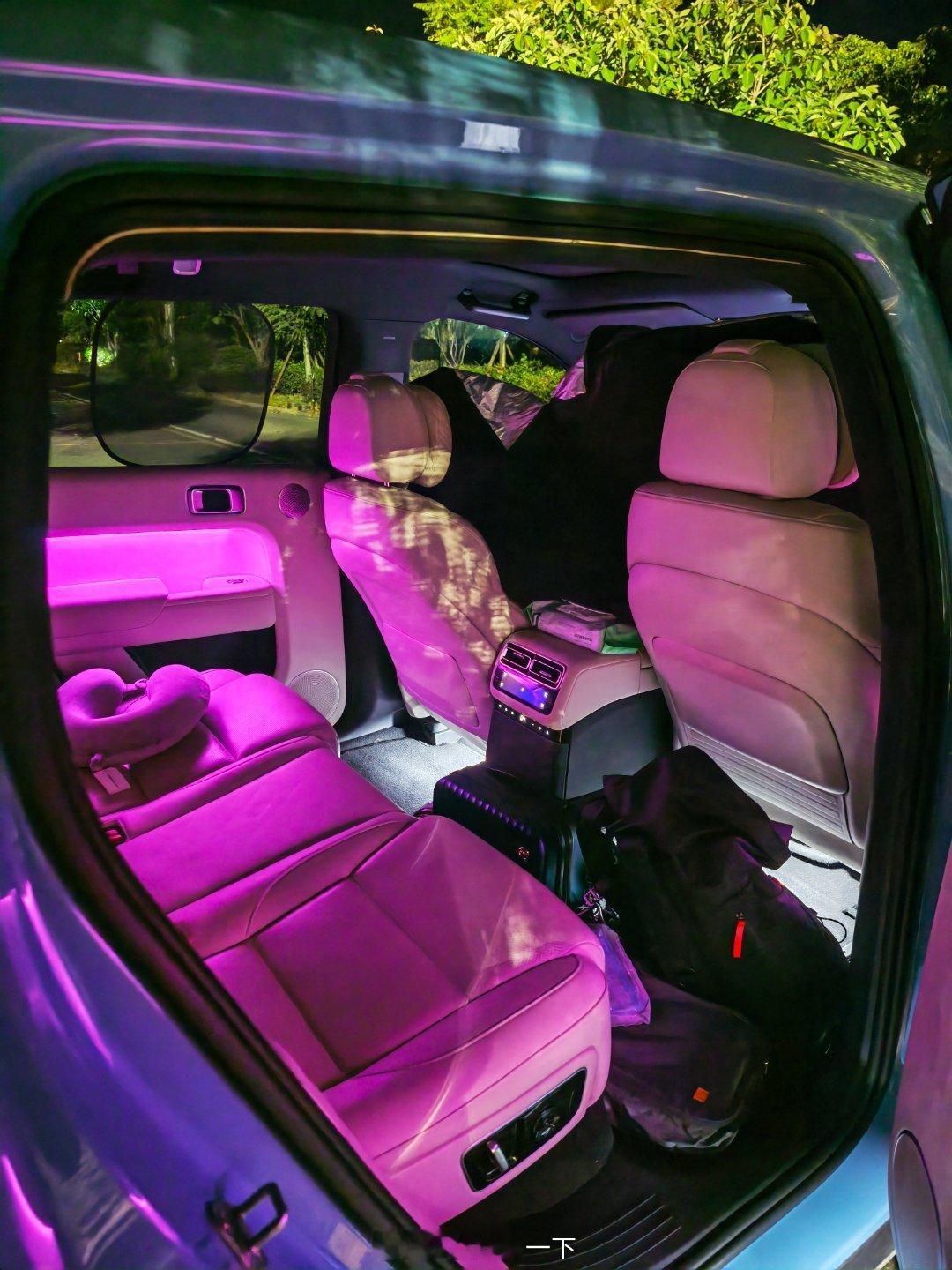 有一说一，理想L7 Max的隔音还是不错的，在服务区车来车往外面很吵，车门一关就