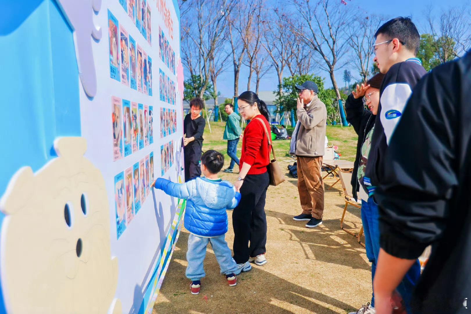 被杭州养宠人的开春仪式感硬控 不得不说杭州领养日宠物游园会，现场医生保驾护航，趣