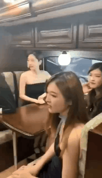 这是什么车啊？能坐这么多人