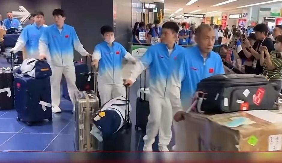 咱们国乒队伍落地日本，一眼就看到队员们几乎人手一个纸箱，
看着还挺神秘。
除了自