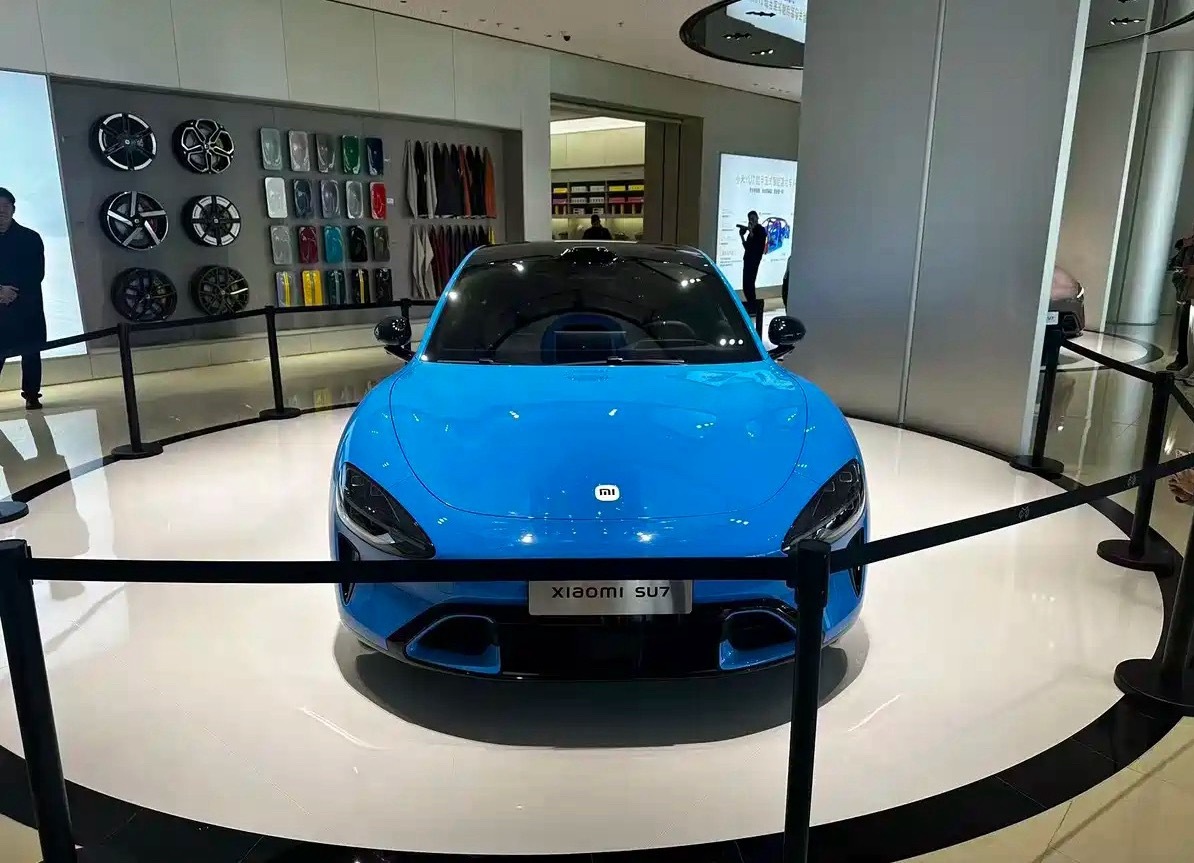 新款su7到店了，卡布里蓝有点闷骚啊大v聊车车评精选