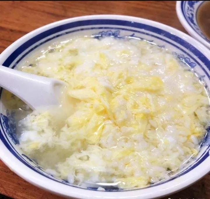 以前小时候，每年初一或初二，爸爸都会带我和妹妹一起去给爷爷婆婆拜年。我们家到爷爷
