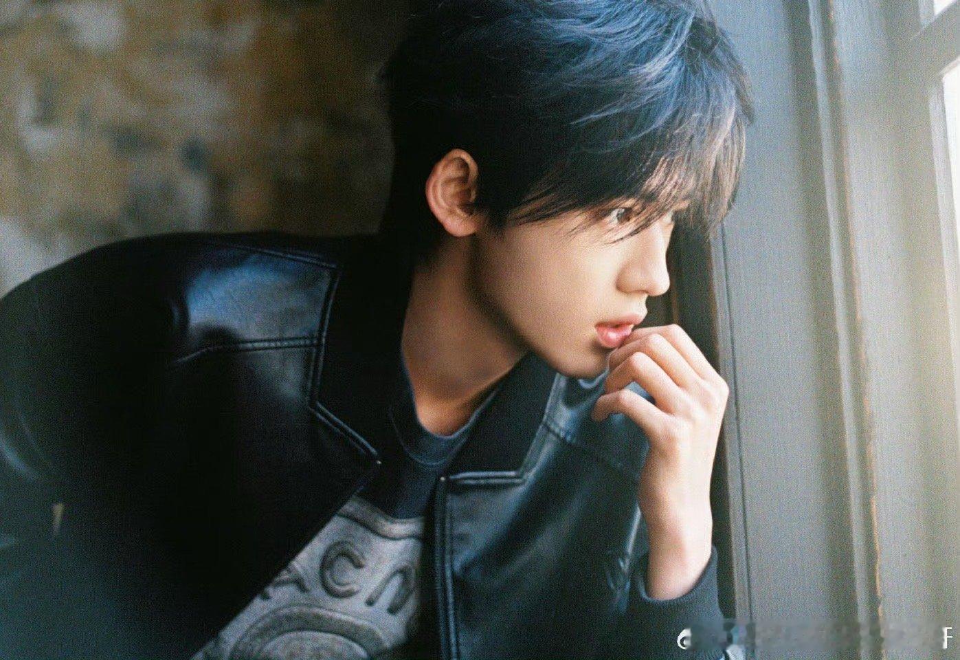 宋亚轩 冬日明信片宋亚轩冬日侧颜杀 冬日明信片大片上线✨ 侧颜精致抗打，清冷揉着