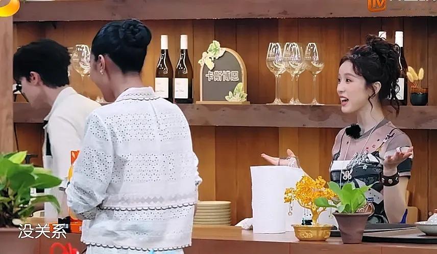 中餐厅来了外宾，又成了 zyq 英语的翻车现场。
世界小组一行人迷路走到了餐厅二